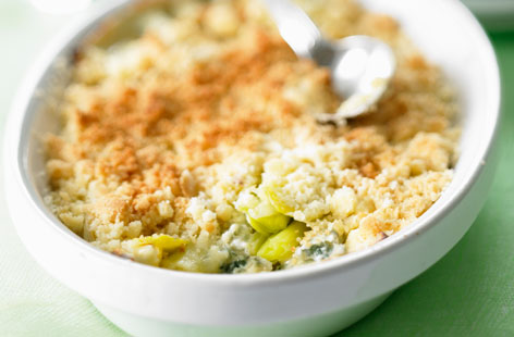 This blue cheese and leek savoury crumble might just become a staple in your comfort food favourites. Leeks, softened in butter are combined with Stilton then covered with a breadcrumb topping and baked in the oven until golden and oozing. An indulgent roast dinner side or veggie main.