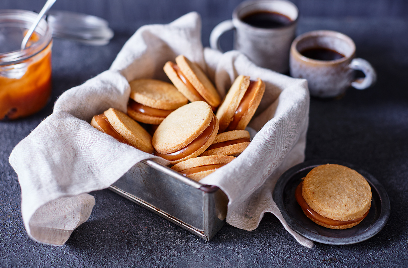 Whisky caramel oat shortbread sandwiches recipe