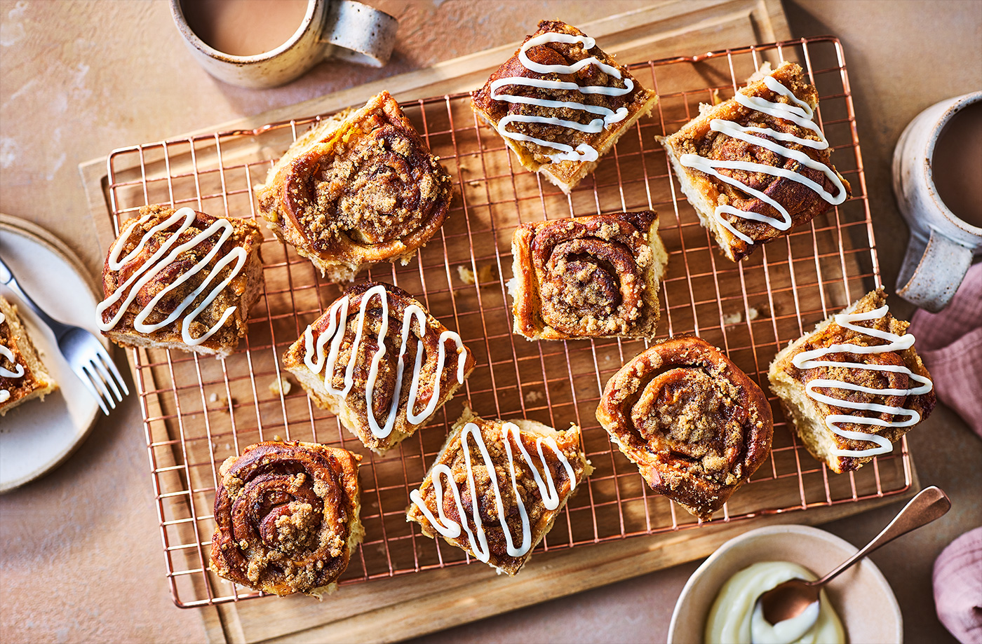Cinnamon apple crumble buns recipe