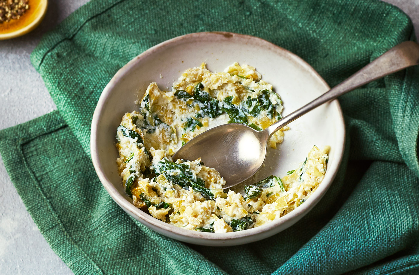 Melted leeks with spinach, basil and ricotta recipe