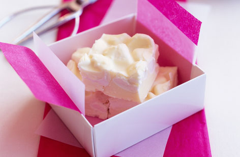 Arm yourself with some ready-made meringues and these scrumptious lemon cakes are just a few steps away: melted white chocolate, fresh lemon juice and chopped meringues, chilled until set. A deliciously tart and sweet treat.