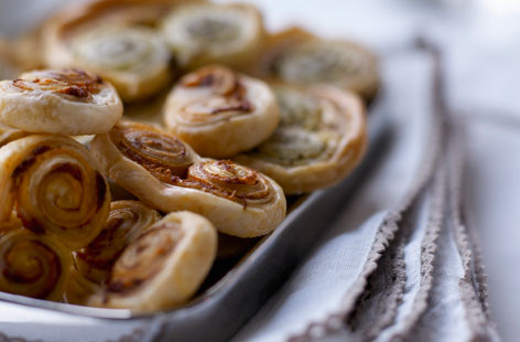 Impress your guests at cocktail time with these homemade buttery puff pastry sun-dried tomato and pesto palmiers that are a doddle to put together but make a much more sophisticated nibble option than a just opening a packet of crisps.