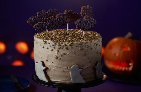 Cast a spell with this show-stopping Halloween cake that's guaranteed to make your party spooktacular. Kids will love the chocolate bat biscuits and ghoulish white chocolate ghosts, and the butterscotch cake is scarily delicious. This is a Halloween cake recipe you'll want to make every year!