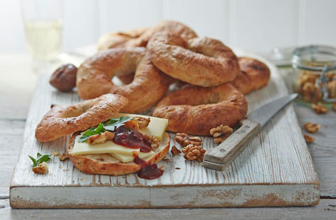 Try this sophisticated homemade vegetarian bagel, it's loaded with a unique combintation of rich figs, nutty walnuts and creamy Gruyère