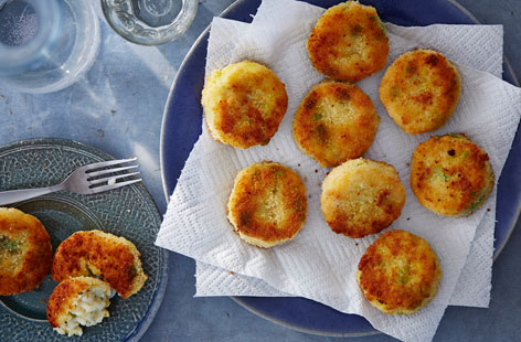 These pea and asparagus risotto cakes are golden, crunchy and delicious. Great as a weekend dinner alongside a rocket salad.