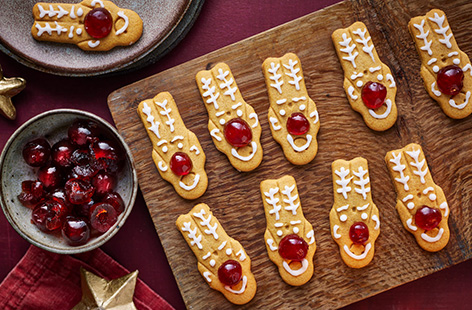 Get in the festive spirit with these DIY (decorate it yourself) biscuits! Transform ready-made gingerbread men into reindeer, then decorate with icing and glacé cherries for a red noses.