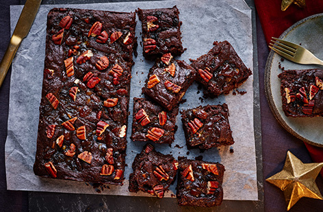 Mince pie brownies, yes you read that right! Nutty, fruity and chocolatey, you won’t be able to get enough of this festive traybake.