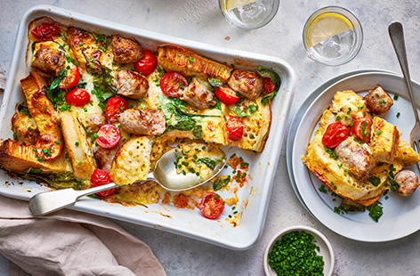 If you love crumpets with savoury toppings, you'll love this English breakfast-inspired crumpet bake with all your favourite cooked breakfast ingredients. It's ideal if you're looking for something different for a weekend brunch that's also quick and easy. It's so delicious, you might want it for dinner too!