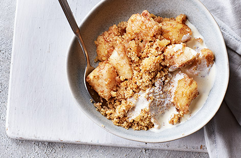 With a crisp golden topping and sweet fruity filling, this air-fryer apple crumble is the best way to warm up this winter