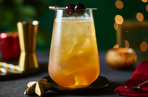 Sweet and almondy, this cocktail is made with sparkling wine and refreshing apple juice. Garnish with maraschino cherries for a deliciously festive drink.