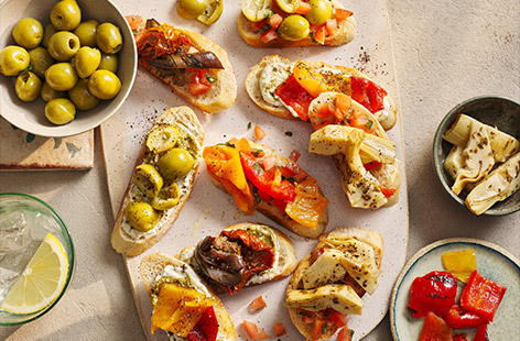 Find a spot in the sun and dish up some summer flavours. This antipasti bruschetta is made with minimal cooking and jarred veg – we like ours with a dollop of ricotta and pesto. Ideal for a simple starter, light lunch or savoury snack, this attractive platter tastes as good as it looks!