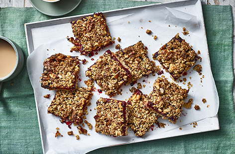 These heathy oat flapjacks are sandwiched together with an extra fruity berry layer – perfect for snacking on the go or a tea-time treat.