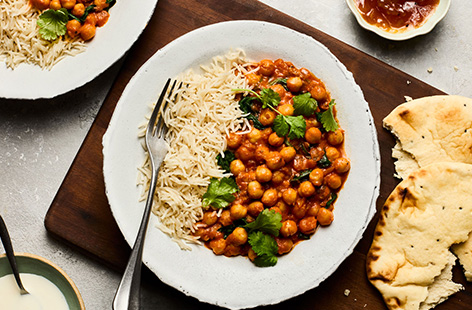 Vegetarian comfort food at its finest – this creamy chickpea and spinach curry offers a healthy twist on a curry house favourite. Packed with fibre, naturally gluten-free and ready in just 25 minutes, it’s a delicious dinner that doesn’t compromise on flavour.