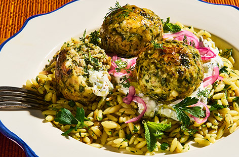 These chicken meatballs are rolled with lots of herbs, courgette and feta, and served on a bed of zingy orzo with a dollop of tzatziki on the side. It’s bursting with spring flavours!