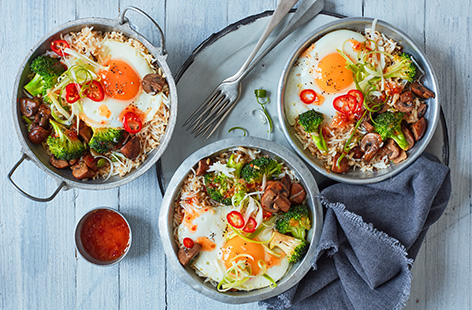 Use up the veg in your fridge with this easy sweet chilli vegetable rice bowl recipe. The stir-fried veg is finished with a spicy sweet chilli gla