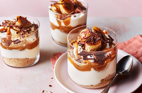 These banana trifle pots have big banoffee vibes. Top crumbled biscuits with whipped cream, caramel sauce, and sliced banana. They’re ready in just 20 minutes – perfect for when you’re craving something sweet. 