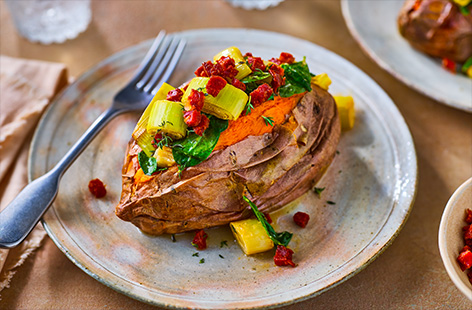 With crispy chorizo and leeks cooked in a garlicky crème fraîche sauce, this comforting potato filling is the perfect midweek dinner when you want something warm and cosy.