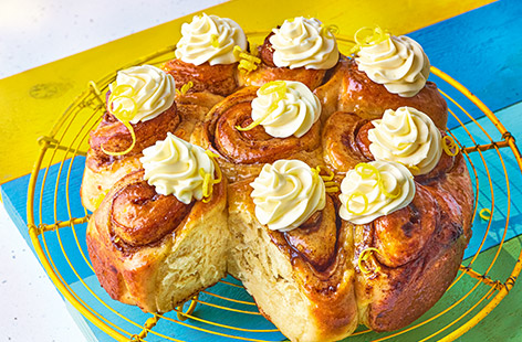 David Atherton's tangy twist on cinnamon rolls, with orange zest and marmalade is a real treat for the tastebuds! The lemony, vanilla cream cheese topping transforms it into a summer showstopper, perfect for your Pride parties or summer gatherings.