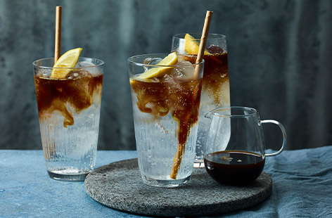 If you prefer bitter-sweet over fruity when it comes to cocktails, here's an intriguing cold brew tonic that makes a refreshing non-alcoholic drink. The bitter-sweet and citrussy notes of the tonic water marry well with the rich and fragrant notes of the espresso. It looks pretty when you make it too! 