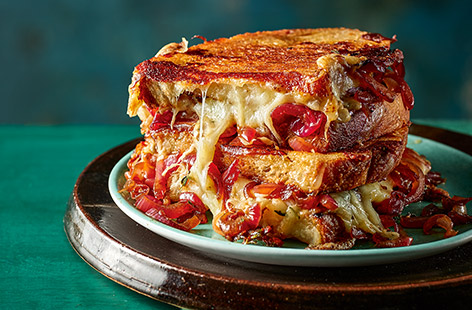 These classic toasties are inspired by the flavours of French onion soup – the delicious caramelised onions giving added oh là là! With a melting mozzarella and Gruyère centre and pan-fried in butter for a crisp finish, this is a cut above your usual sandwich!