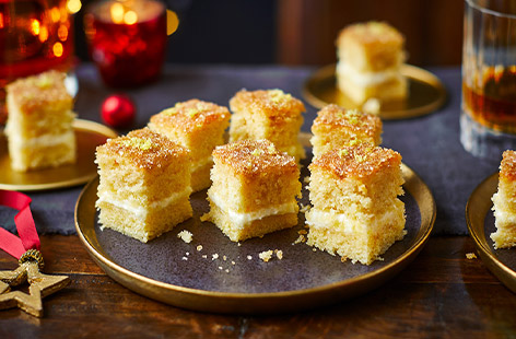 The warming hug-in-a-sip hot toddy was the inspiration behind these dessert canapé cakes made with honey, lemon and whisky. 