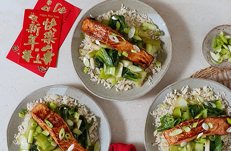 Looking for a quick and easy dinner? This simple hoisin salmon with rice recipe uses only 5 ingredients – fish fillets, hoisin sauce, pak choi, spring onions and rice