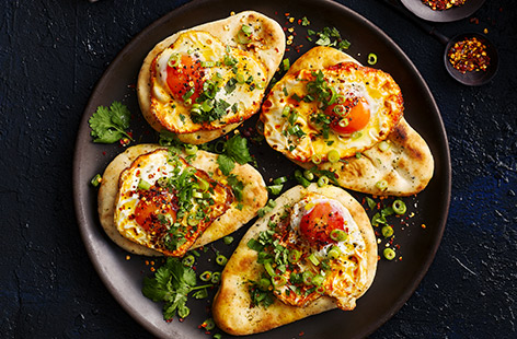 A super simple breakfast recipe made using shop-bought naan breads and topped with turmeric fried eggs, spring onions and Kashmiri chicken flakes. 