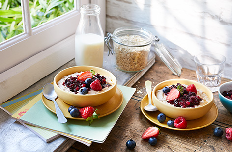 Make this berry and overnight oats recipe in advance and have breakfast sorted for a few days at once. Smooth and creamy oats are mixed with bananas and topped with a simple homemade berry compote.