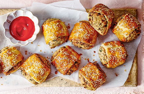These vegetarian rolls are jam-packed with flavour from leeks, walnuts, green olives and cheese. They're the perfect portable snack either for a picnic or in your lunchbox!