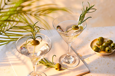 Martinis are known for their strong kick but
serving them in mini form allows you to enjoy all
the flavour and elegance without overdoing it.
Try them as an aperitif or stylish sundowner.