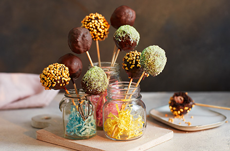 If you're looking for a fun kitchen project to keep the kids busy this Easter, try making this mini egg cake pops recipe.