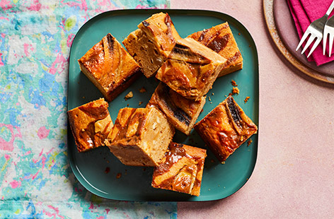 Enjoy these beautiful blondies that are the perfect blend of sweet and savoury. 
