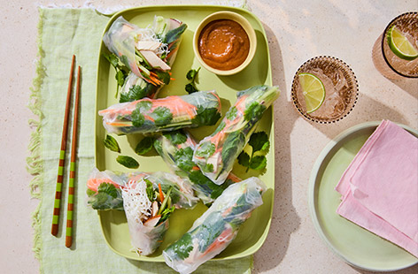 These no-cook summer rolls are light, fresh and perfect for warmer days. Packed with crisp vegetables, tender roast turkey and herbs, they’re wrapped in rice paper and served with a punchy
peanut dipping sauce. Fun to make, great to share, no hob required – soak, roll, dip!