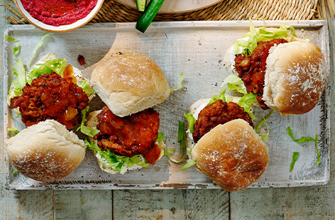 Pack up a quick and easy plant-based picnic! These onion bhaji burgers use just 5 ingredients