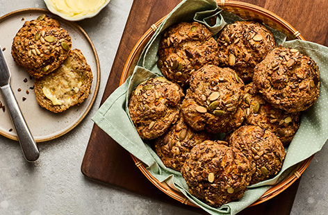 Breakfast made easy: these savoury overnight oat buns are packed with flavour and fibre, perfect for busy mornings. Prep them the night before and enjoy all week long.
