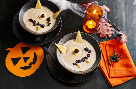 This Halloween-themed bowl of porridge is anything but terrifying: cute fruit creates a scarred monster face