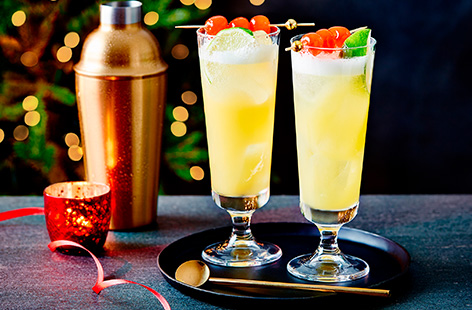 Shake up this fruity twist on a Singapore Sling for a delicious mocktail using a 0.0% gin-style spirit. It can easily be doubled, making it perfect for a festive party.