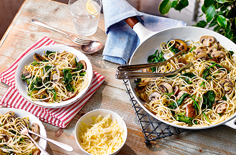 Fancy pasta for dinner? This easy mushroom spaghetti recipe is ready in just 20 minutes and is healthy too. Crispy garlic fried mushrooms are tossed with lemony spaghetti, spinach and grated cheese for an easy vegetarian dinner.