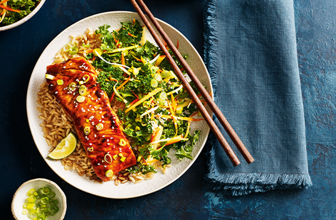 Ella has accidentally scratched the family car – oops! To break the news to her parents, she puts her cooking skills to the test, and carefully prepares a delicious meal – miso-glazed salmon served with crunchy, fresh vegetable slaw. 