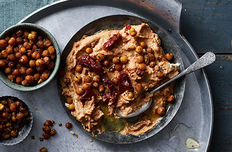 Rich in smoky and sweet flavours, this sundried tomato houmous works perfectly as a side dip or as the main dish in your Mediterranean platter