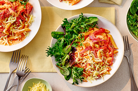 This red pepper pasta couldn't be simpler to whip up. Make a creamy sauce with roasted red peppers and cottage cheese, then stir into your pasta. 