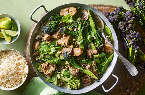 With tender pork and broccoli, this veg-packed Thai green curry is absolutely delicious. Top with peanuts, coriander and a squeeze of lime for a full of flavour dinner that the whole family will love. 
