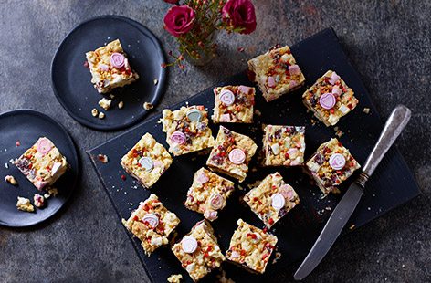 Whether you're having a romantic night in for two or Galentine's with the girls, make this Valentine's rocky road for an easy no-bake treat. Load up white chocolate with salty popcorn, cherries, cranberries, marshmallows and crushed custard creams for a dreamy dessert that will satisfy any sweet tooth!