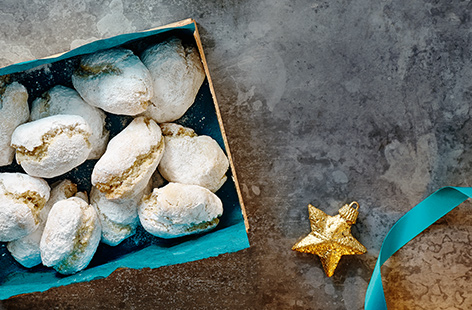 The best presents are often the ones you make - why not try these simple, Italian snow-like treats