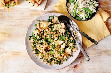 Perfect for a quick and healthy dinner, this dish combines tender turkey mince and crunchy cauliflower.