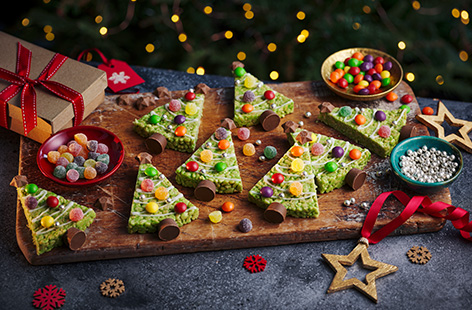 Everyone will absolutely love making (and eating) these rice snaps Christmas trees made with white chocolate and sweets.