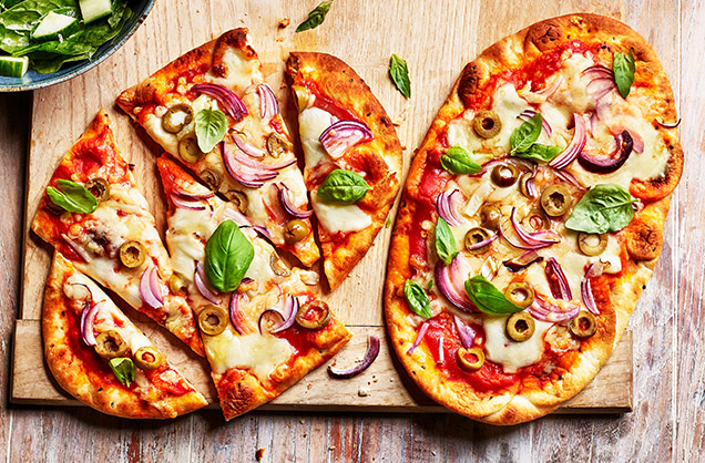 Veggie naan pizzas