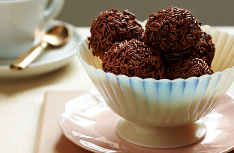 This chocolate truffle recipe is the ideal sweet treat for Christmas, Valentine's Day or Mother's Day, made with a handful of ingredients and taking just 25 minutes to prepare. Even better, these easy chocolate truffles can be made in advance and popped into the fridge to chill before you gift them – or treat yourself!