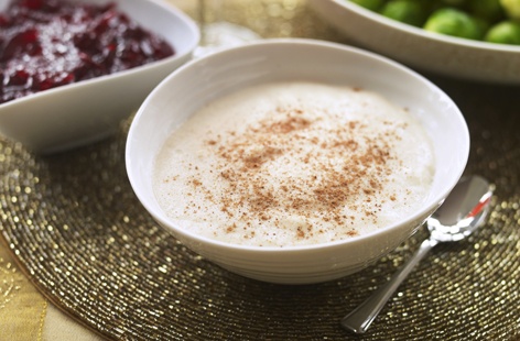 This bread sauce still packs all of the same delicious, hearty, festive flavours of the traditional Christmas day sauce, but is perfectly fine to be enjoyed by both gluten and dairy-free diets.