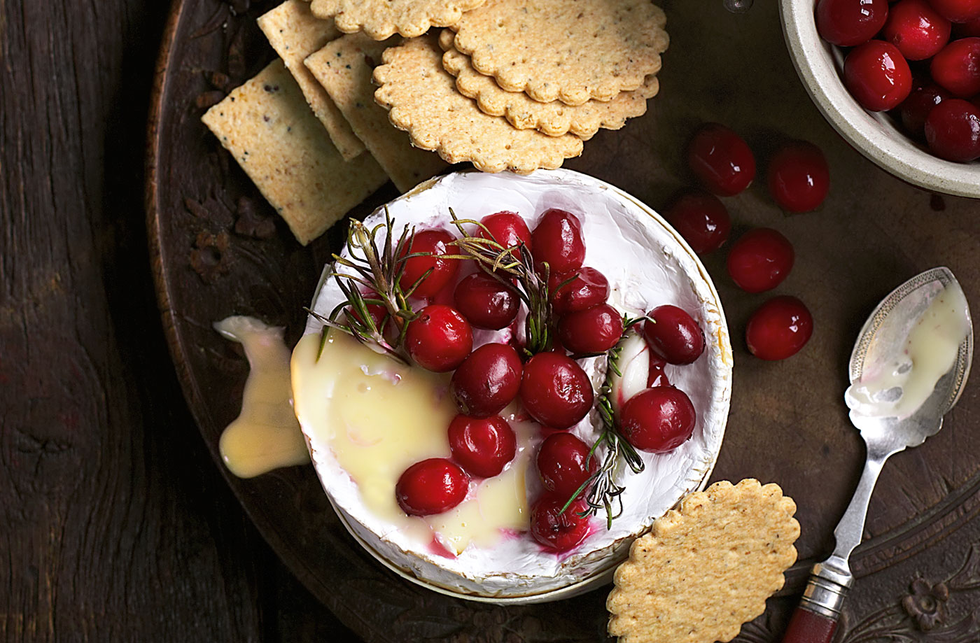 Camembert baked with cranberries recipe